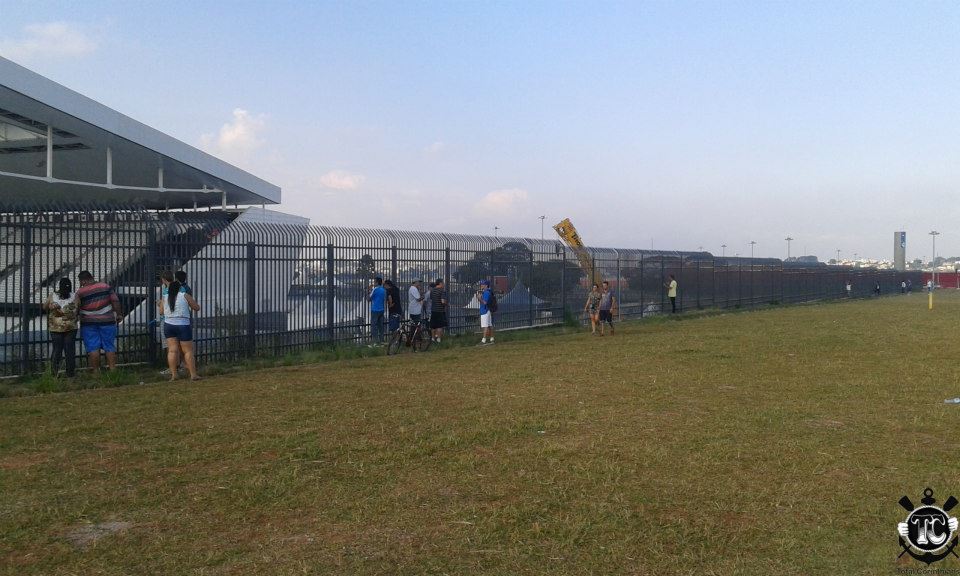 FielNaAlma's tweet photo. Até acho justa a comparação. Por exemplo, essa grama de Itaquera parece bastante o gramado oficial do Allianz Parque. http://t.co/MKnxseY7Hk