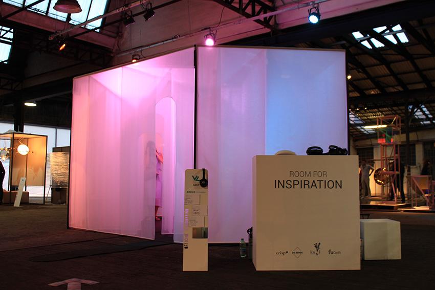 RforInspiration's tweet photo. Preeetty impressive the effect of pulsating color lights in the dark! http://t.co/Jh8VE6Xu54