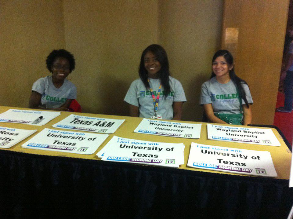 SPGenTX's tweet image. College Signing Day with our gentxperts! #GenTXDay