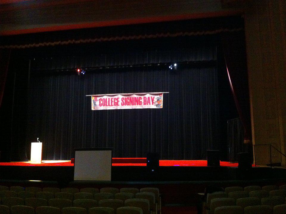 SPGenTX's tweet image. College Signing Day with our gentxperts! #GenTXDay