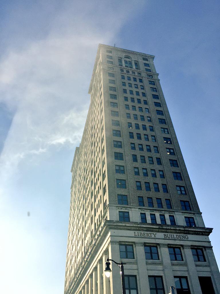 ChrissyDee_3's tweet photo. The sky was falling this morning! @TheBuffaloNews #Buffalo #OneBuffalo #springishere #Buffalove #libertybuilding http://t.co/wtXA9pqtJl