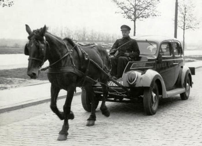 d_balmaceda's tweet photo. En Holanda, por falta de combustible en la WWII, los taxis volvieron a la tracción animal. http://t.co/zPySyMut7t