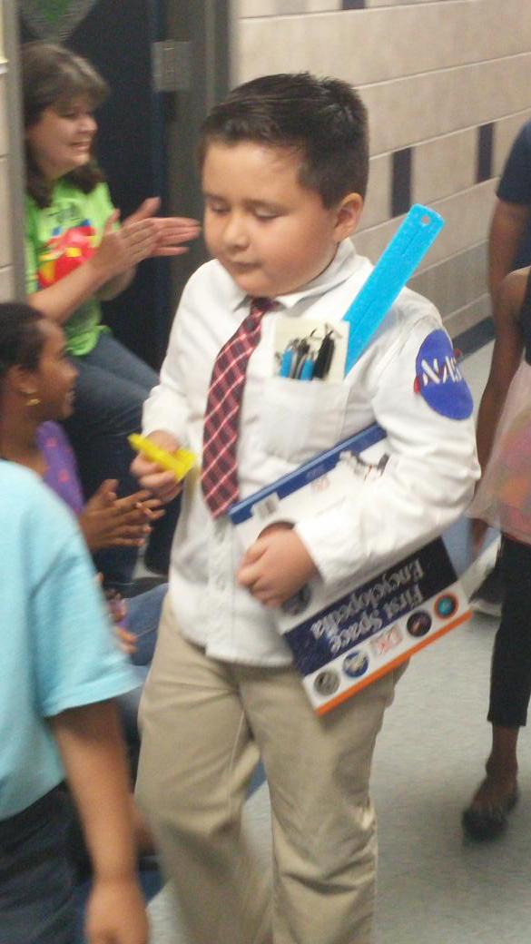 Julieta5togrado's tweet photo. Proud Mom of a future rocket engineer! His sec choice:⚾@3dinthelibrary @NASA @shaylarivera #STEMArlington @remynsees http://t.co/WBRJf7Ewr6