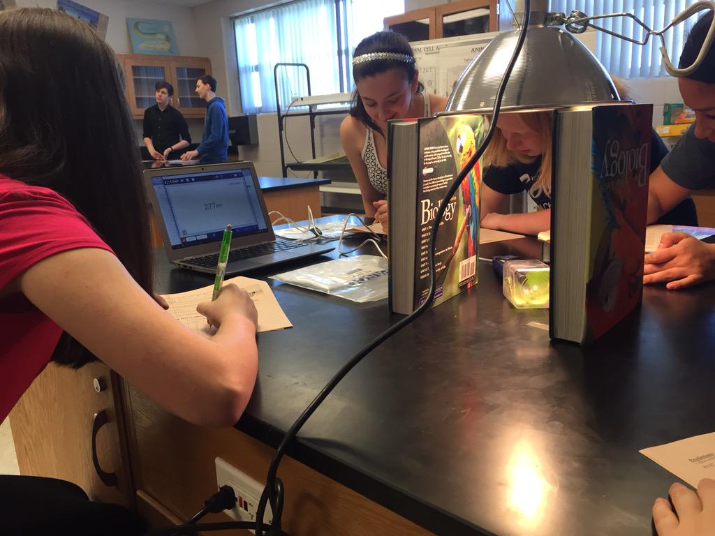 ProsiseBio's tweet photo. Krumpack's Bio class using CO2 sensors on Chromebooks! #VHHSDLS http://t.co/mSkNGmHbmC