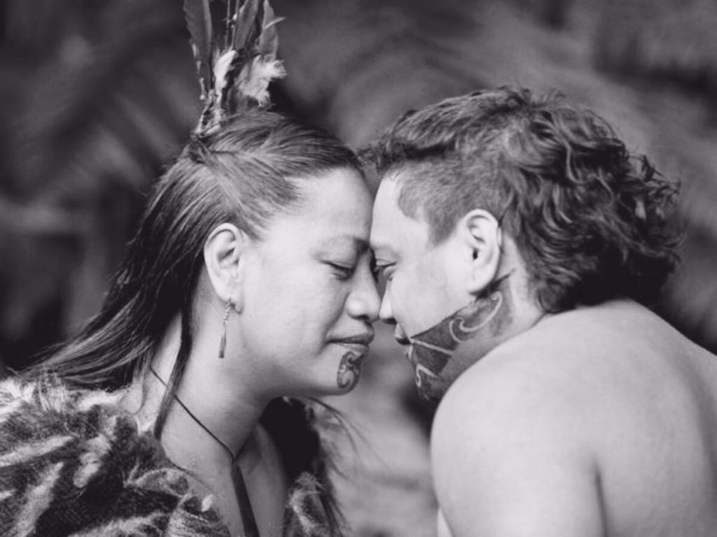 wendyrld's tweet photo. #hongi de traditionele Maori begroeting http://t.co/bhqtBKCauQ