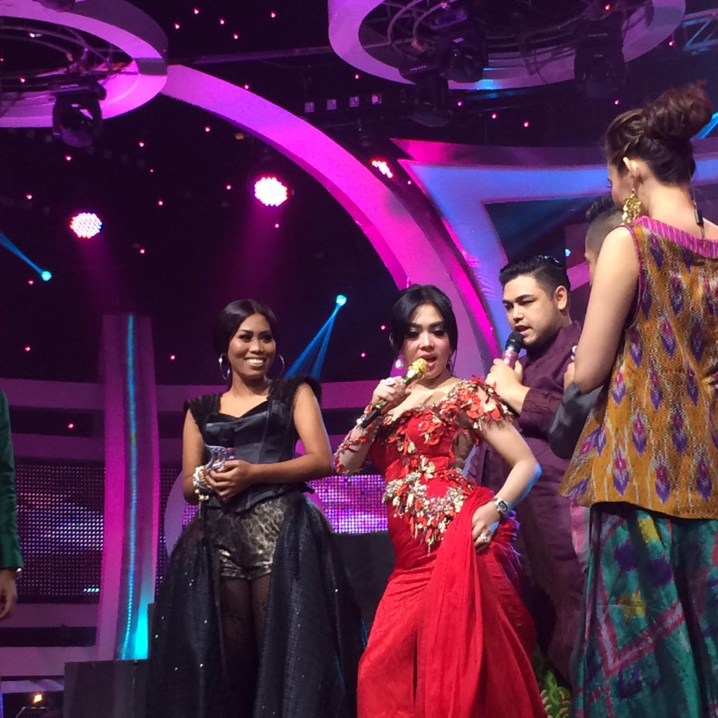 Indosiar's tweet photo. Tips @PrincesSyahrini yang tadi bengong lihat @DA2_Evi, harus bisa mainin baju yang desainer kasih #DAcademy2 http://t.co/51VOa6utz2
