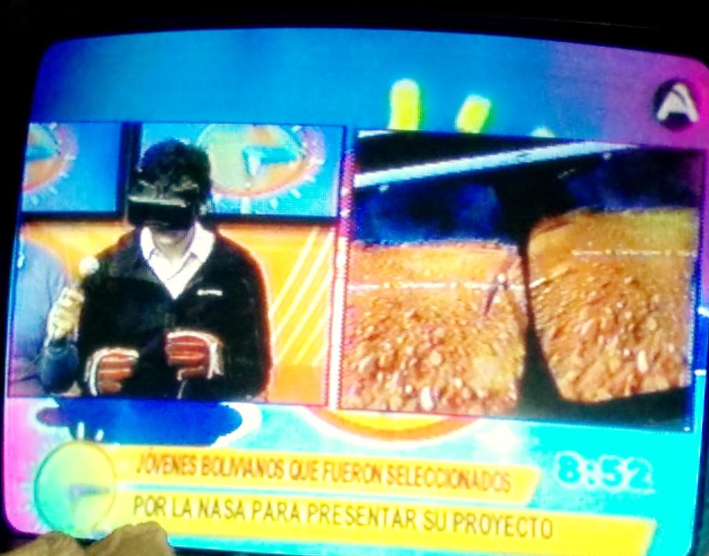 Wawitasny's tweet photo. El equipo de #ProjectChronos en Cadena A, gracias por el apoyo @Prisi41Quiroga!! Cc @wpimentel http://t.co/ixnTapSIB0