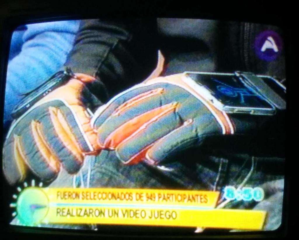 Wawitasny's tweet photo. El equipo de #ProjectChronos en Cadena A, gracias por el apoyo @Prisi41Quiroga!! Cc @wpimentel http://t.co/ixnTapSIB0