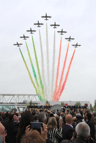 Agenzia_Ansa's tweet photo. Le @FrecceTricolori stendono il tricolore su #Expo2015 #FOTO http://t.co/Evu1MHrccS http://t.co/dyU0EgHBKd