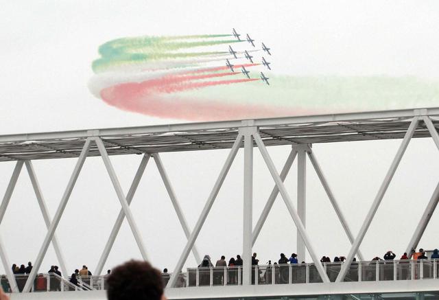 Agenzia_Ansa's tweet photo. Le @FrecceTricolori stendono il tricolore su #Expo2015 #FOTO http://t.co/Evu1MHrccS http://t.co/dyU0EgHBKd