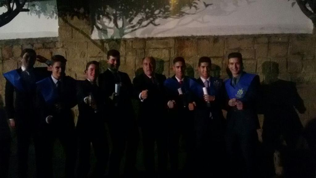 Los_Metralletas's tweet photo. Buena foto haciendo la ametralladora con el Sr. Alcalde @jilandaluce http://t.co/vAL0Jn4qjV