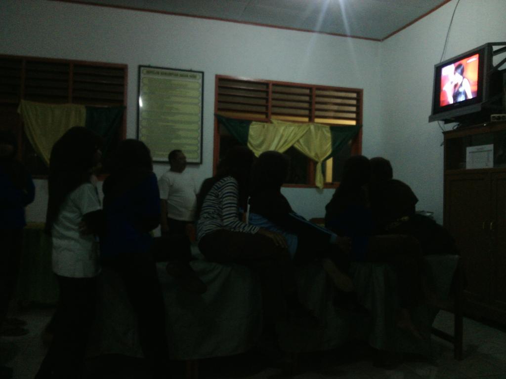 arsyadbrs's tweet photo. @DAcademyID kepala sekolah dan pserta didik grakan pramuka SMPN 9 Bulukumba CHEETOHS nonton breng evi masamba dsklh http://t.co/w1z3x5OlIJ