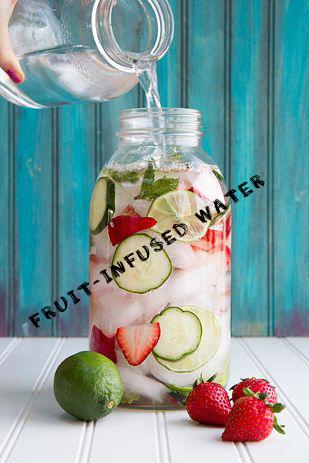 bibomonte's tweet photo. #smoothie #cocktails #coffeetogo #yami #artgallery #freshlysqueezedjuices #icedcoffee  #fruitfinfusedwater #parfait http://t.co/IeETwwC3Mv