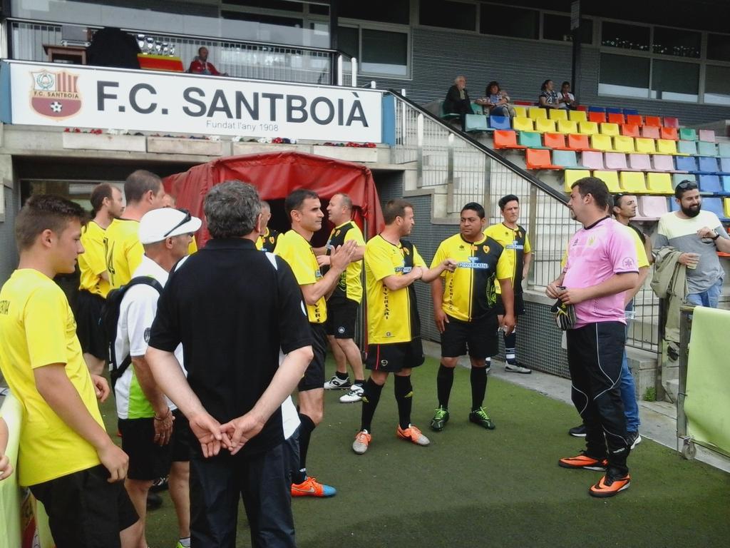driblingf's tweet photo. Els pares de l'equip del @cfc_cooperativa es preparen per entear en joc #papascup #santboi #torneigsolidari http://t.co/AvMVECxDuz