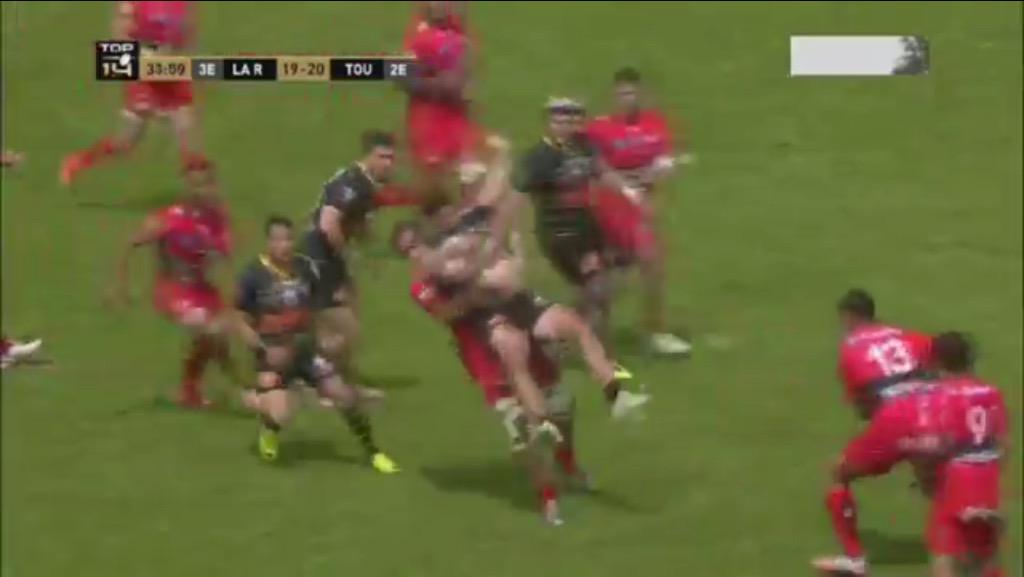 eatsleeprugby's tweet photo. http://t.co/bBEiNZLfrB - Toulon’s Mamuka Gorgodze picks up Malietoa Hingano and carries him as if he were a child. http://t.co/Ewq8Mg86nk