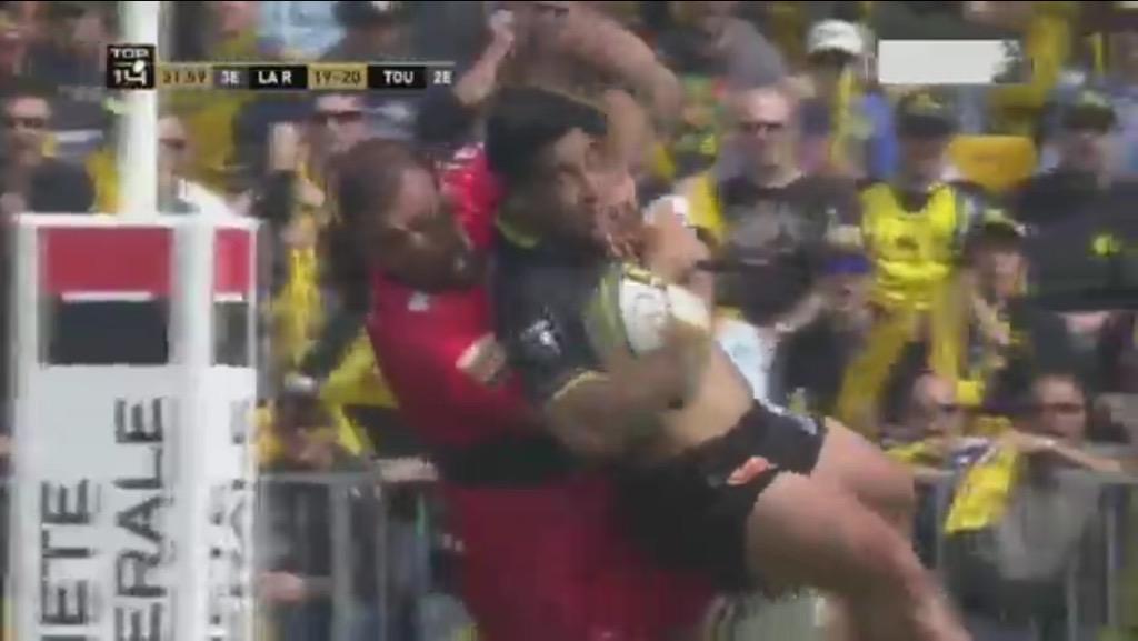 eatsleeprugby's tweet photo. http://t.co/bBEiNZLfrB - Toulon’s Mamuka Gorgodze picks up Malietoa Hingano and carries him as if he were a child. http://t.co/Ewq8Mg86nk