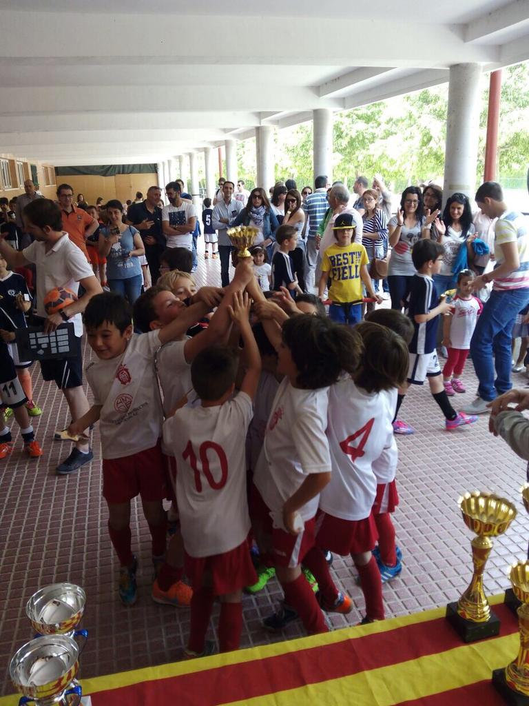 futsalolleria's tweet photo. Y esto no para! Carmelo Ripoll 2-4 @eemolleriafs Prebenjamin A. Campeones Torneo Col. Carmelo Ripoll. Enhorabuena! http://t.co/MKbfAv4IKy