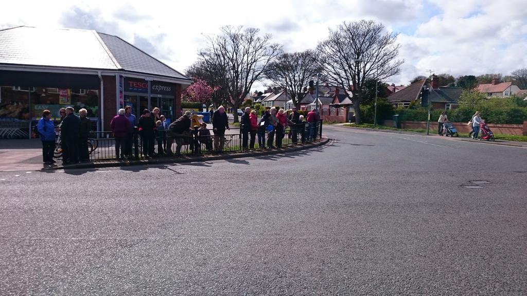 HacknessClean's tweet image. Crowds are gathering on Burniston Rd for the first Tour De Yorkshire #TourDeYorkshire