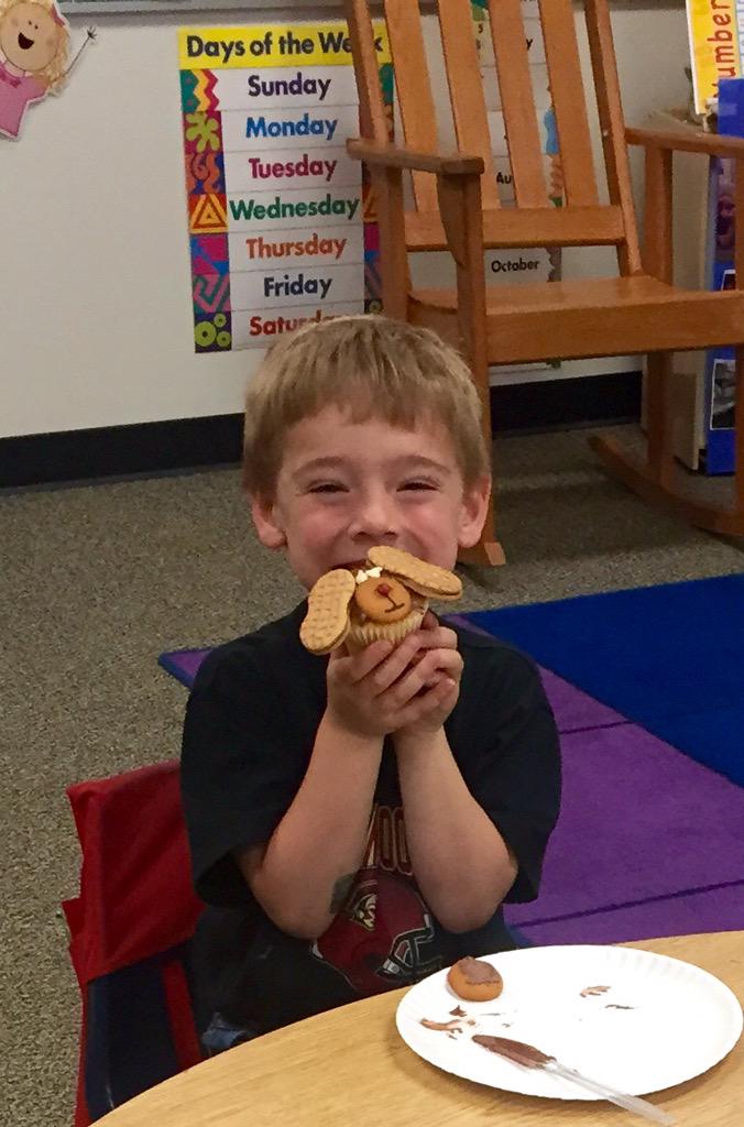 GACKOsborne's tweet photo. Puppy cupcakes #kindergarten cafe #pet week #gacelem #GACK5Osborne http://t.co/qKD0MXvEKn