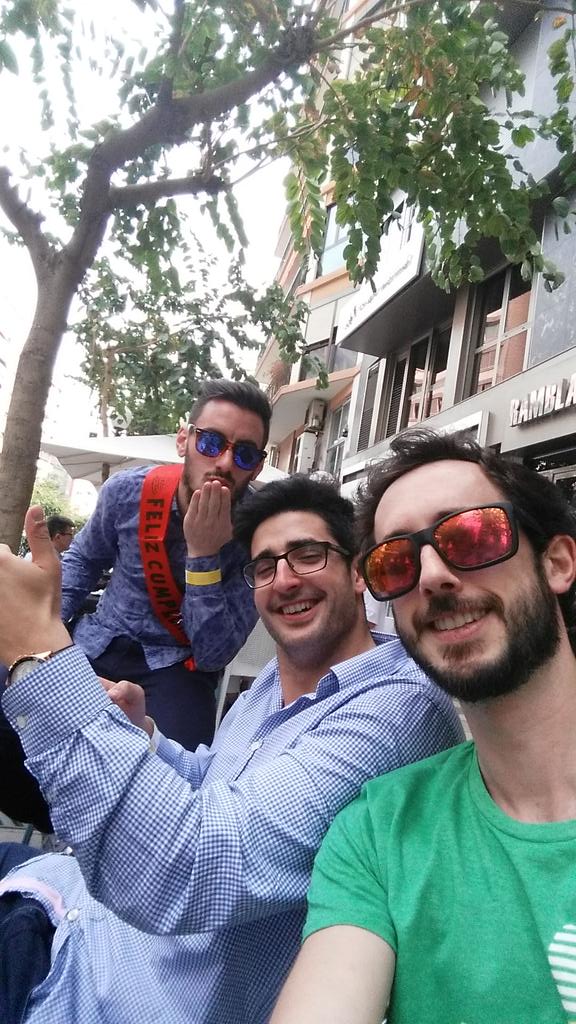 The_Killer_31's tweet photo. Oye @bokesponja adoptarías al pesadilla d mi lado? Dice k t las enseña a jugartelas freskitas 🙈🙉🙊 http://t.co/P5R5R9hCWl