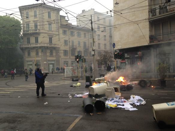 ARoldering's tweet photo. Milano brucia e la gente urla dai balconi "vergognatevi" #noexpo http://t.co/pjxuwn2MA7