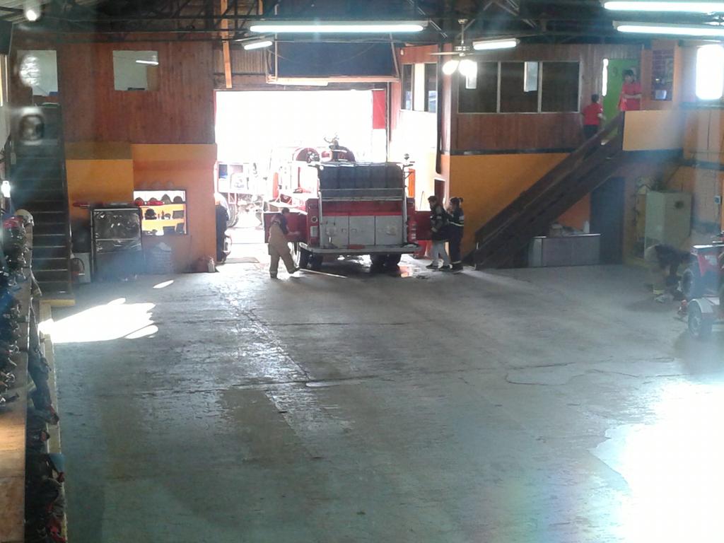 n_mucha's tweet photo. Hoy normalmente muchos descansan x ser el día del trabajador, pero los bomberos voluntarios continúan-@Bomberos2Abril http://t.co/tv4L59x2SQ