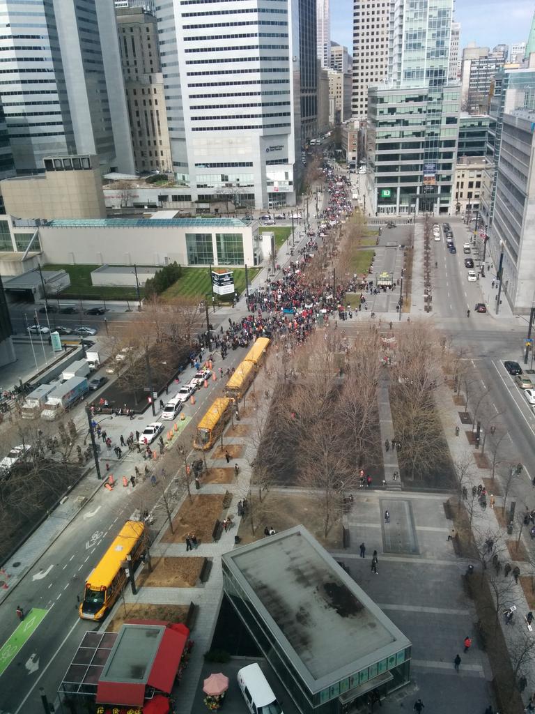 iamPatRobinson's tweet photo. @jefffillion @doomdumas @gerrypizza  Vue du bureau, les syndicaleux se mobilisent... #puCapableDesCommunistes http://t.co/xlncrPHMrP