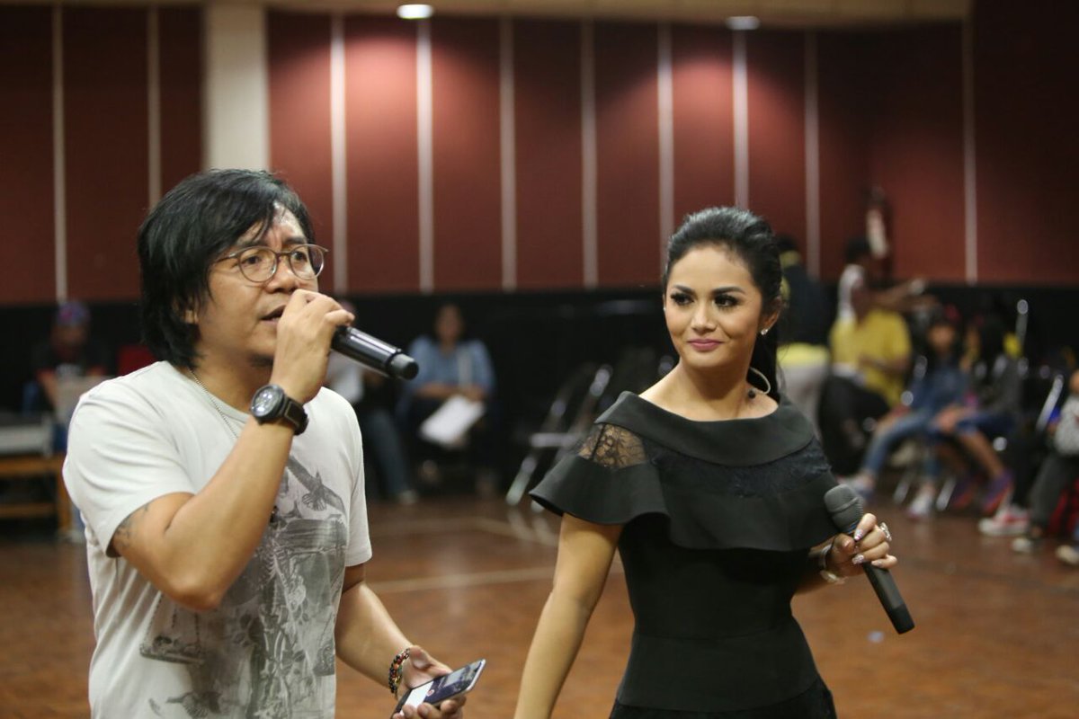 ARILASSO_INFO's tweet photo. Rehearsal utk @KonserTRAYA2015 @Ari_lasso with #krisdayanti  #concert #TRAYA #Krisdayanti http://t.co/6K2uV4cFtT