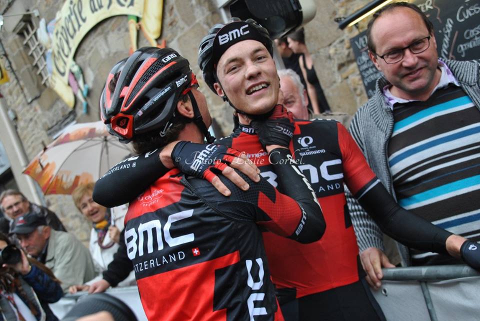 GazetteDesSport's tweet photo. #TBC15 - Quand ton pote est content de ta victoire... via @LeslieCorbel / @tourbretagne @BMCDevoTeam http://t.co/b84PGCBGX1