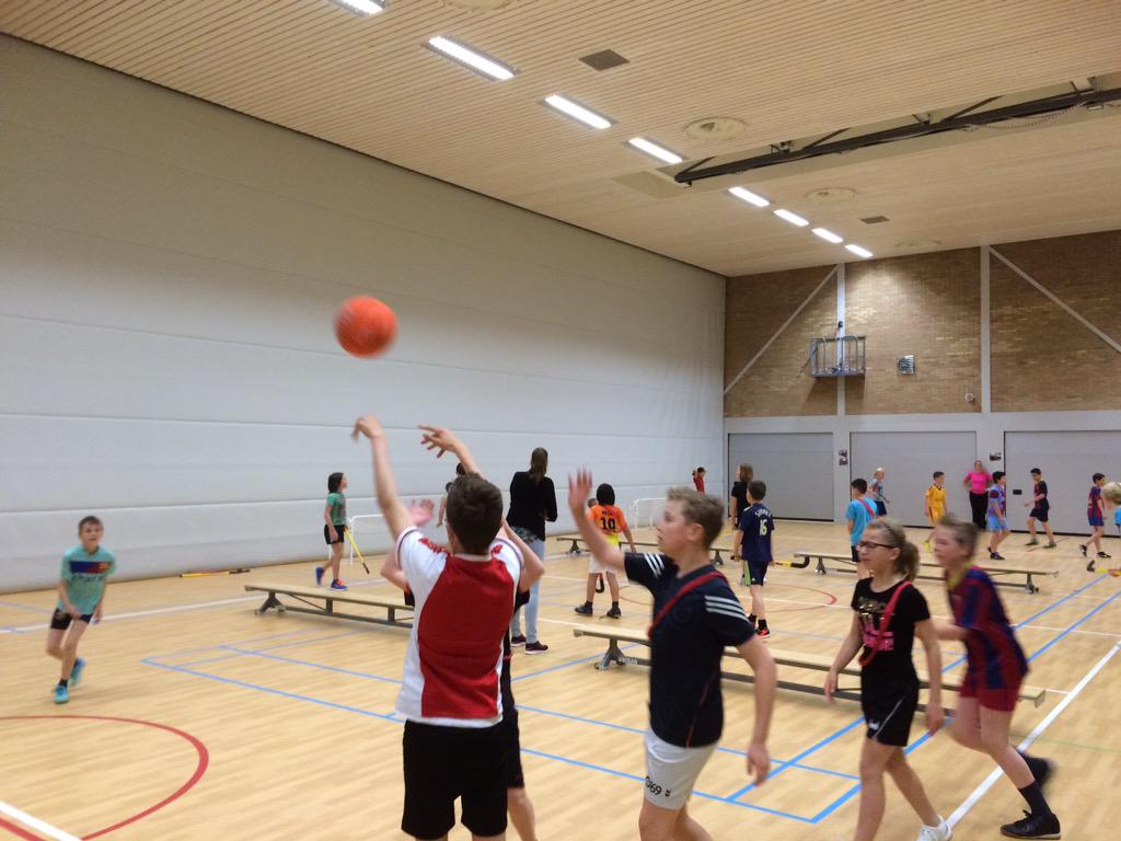 Jolynnxx's tweet photo. Voetbal, hockey, basketbal &amp; een conditiecircuit! Wat zijn die lln uit groep 7 &amp; 8 fanatiek! @OBSDeSlinger @iselinge http://t.co/V6T9aLGEJC