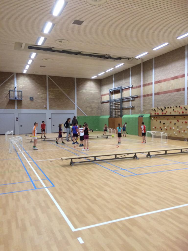 Jolynnxx's tweet photo. Voetbal, hockey, basketbal &amp; een conditiecircuit! Wat zijn die lln uit groep 7 &amp; 8 fanatiek! @OBSDeSlinger @iselinge http://t.co/V6T9aLGEJC