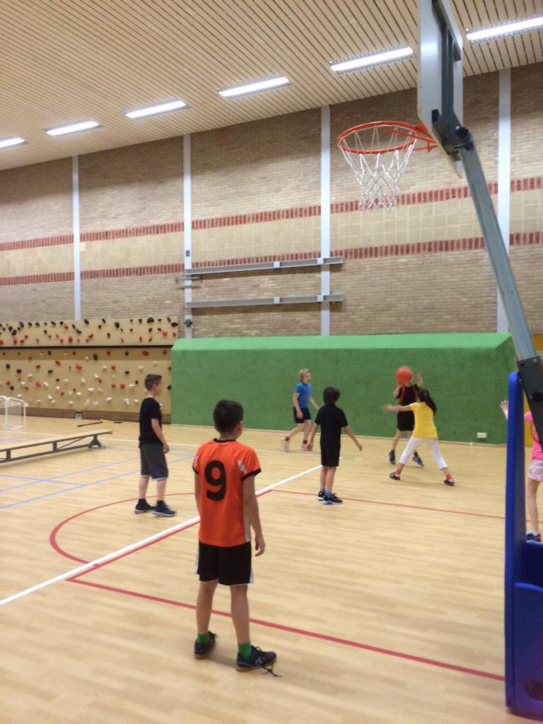 Jolynnxx's tweet photo. Voetbal, hockey, basketbal &amp; een conditiecircuit! Wat zijn die lln uit groep 7 &amp; 8 fanatiek! @OBSDeSlinger @iselinge http://t.co/V6T9aLGEJC