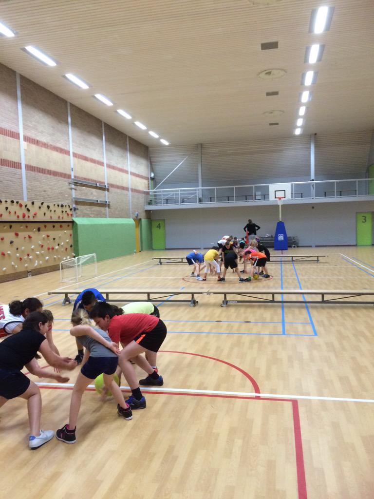 Jolynnxx's tweet photo. Voetbal, hockey, basketbal &amp; een conditiecircuit! Wat zijn die lln uit groep 7 &amp; 8 fanatiek! @OBSDeSlinger @iselinge http://t.co/V6T9aLGEJC