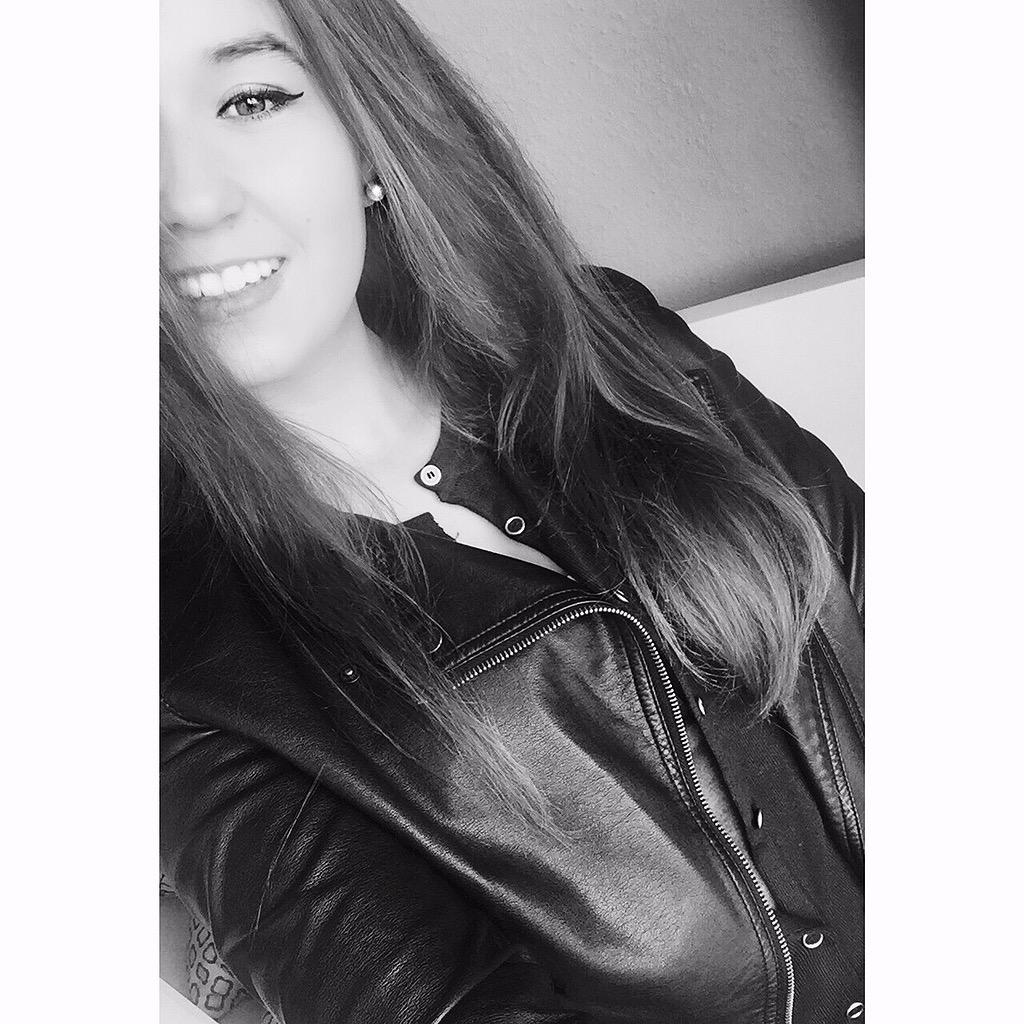 ElevenFrenny's tweet photo. #Girl #Smile #morgenistfeiertag @BVB #TSGBVB #Nike #heisnotthere http://t.co/ZYDtAxuPdM