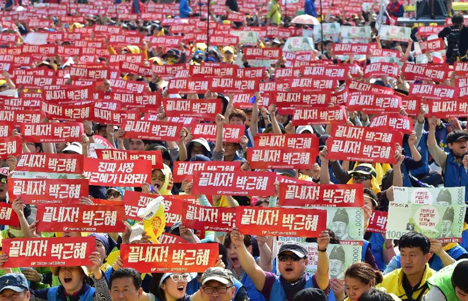 R_BNews's tweet photo. South Korean worker’s clash with police during May Day rally http://t.co/JNmZNLrmPw

 #southkorean #clash #rally http://t.co/uCDcKnoYvh