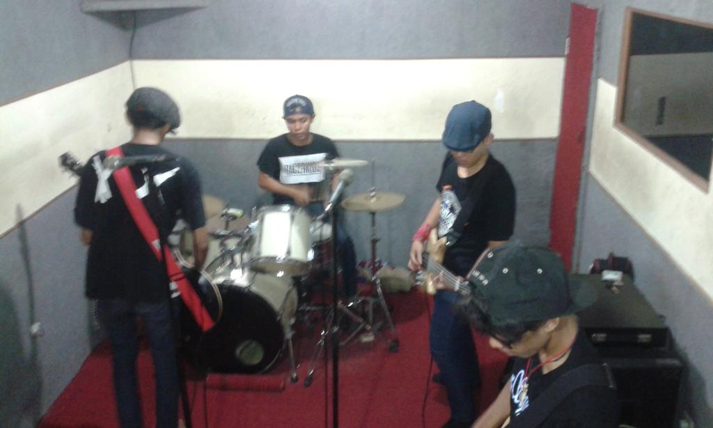 Latihan prepare <a href="/Effort_3rd/">PENSI SMKN 48</a>. Dan bassis kita <a href="/FaisalF15/">-</a> yang jauh2 dari perwokerto SALUTE!!!