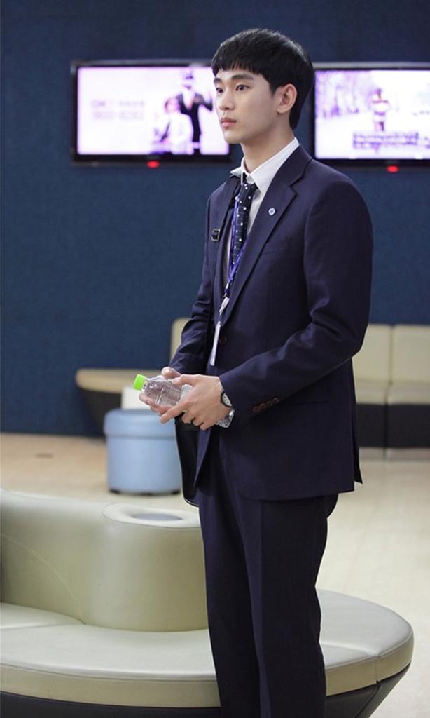 Sabar-sabar nunggu 15 Mei buat liat Kim Soo Hyun dengan poni tiarapnya. #Producer