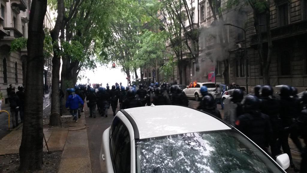 MassimoPisa's tweet photo. Battaglia in piazza, suv in fiamme in via Monti #Expo2015 #MayDay http://t.co/6KhkfeerTf
