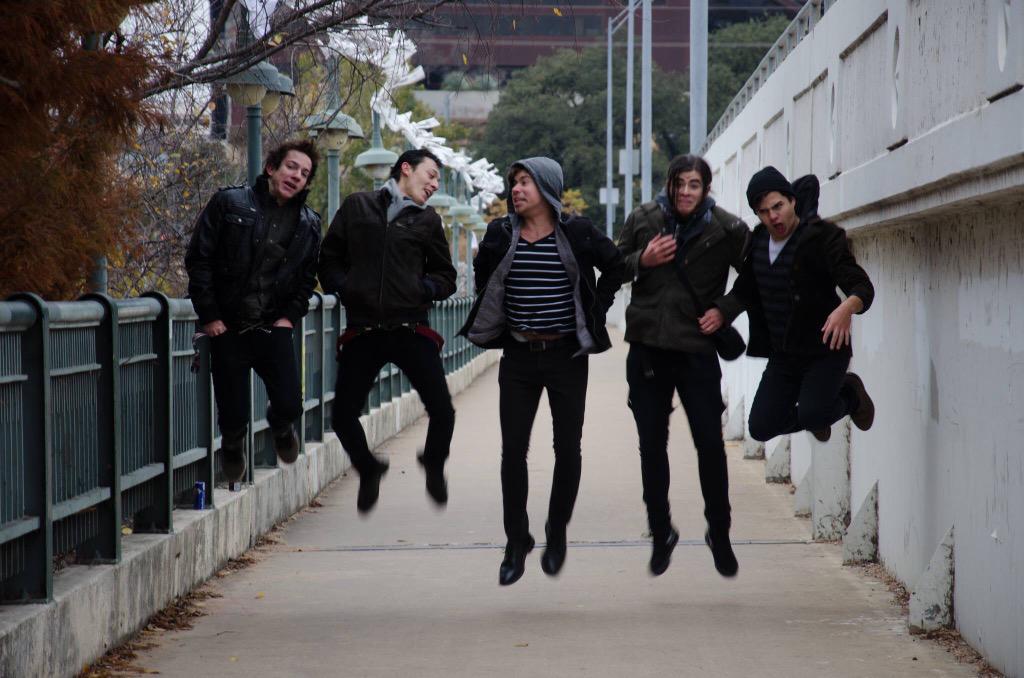ShadowOfWhales's tweet photo. #FlashbackFriday to our first photoshoot with @MynameisCeece when it was 20 degrees below freezing! #couldcutglass http://t.co/nJI9WC4a4M