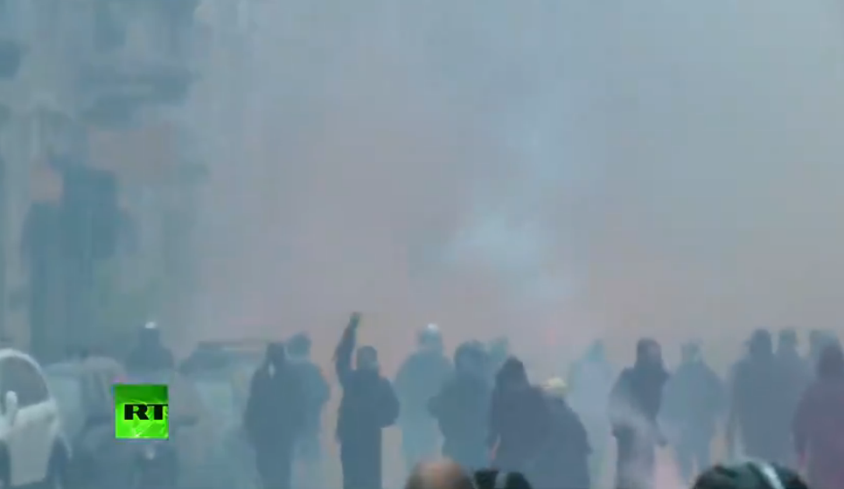 RT_com's tweet photo. BREAKING: #Milan protest escalates, police throw tear gas canisters http://t.co/VtAcP8mPkq http://t.co/vr2WsEHhtD