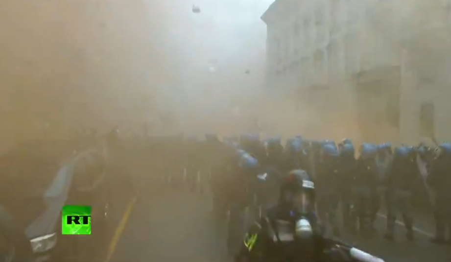 RT_com's tweet photo. BREAKING: #Milan protest escalates, police throw tear gas canisters http://t.co/VtAcP8mPkq http://t.co/vr2WsEHhtD