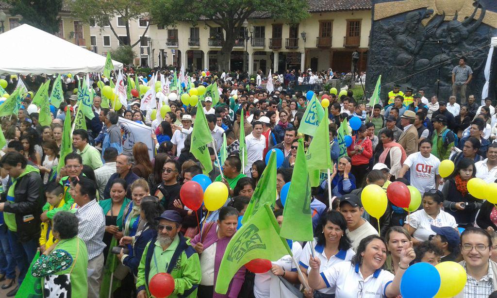 LetiCueva's tweet photo. @CutLoja A pocos minutos de iniciar la Fiesta del 1 de Mayo plaza #SanSebastián #Loja #TodasLasManosTodas http://t.co/P0yCCdy9Il