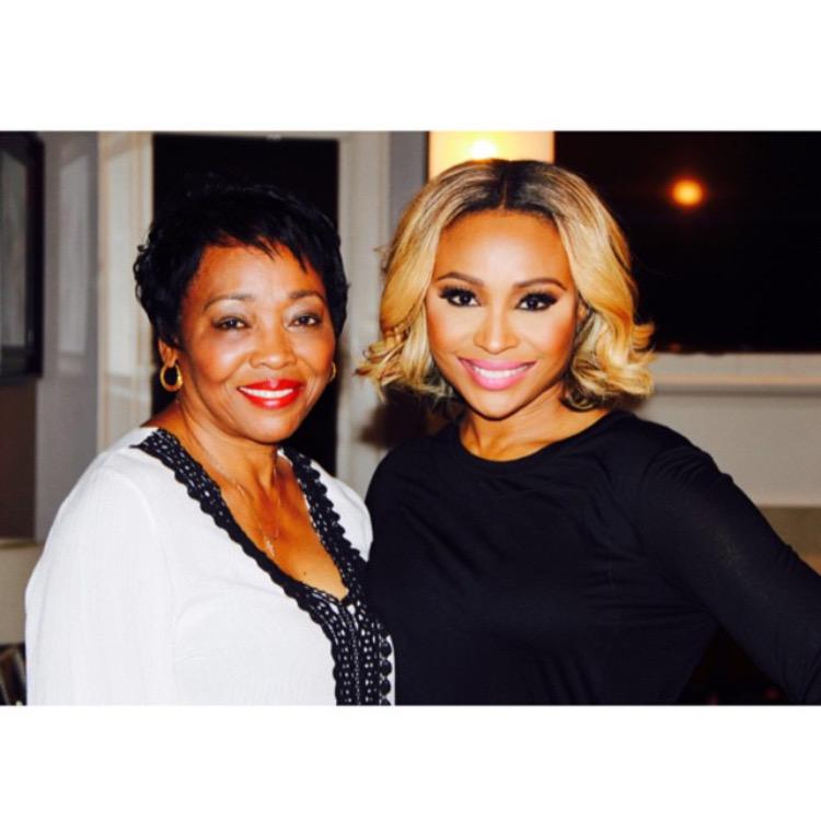 CynthiaBailey10's tweet image. For every RT of this #MacysLovesMoms pic @Macys will donate $3 to mom-approved charities!