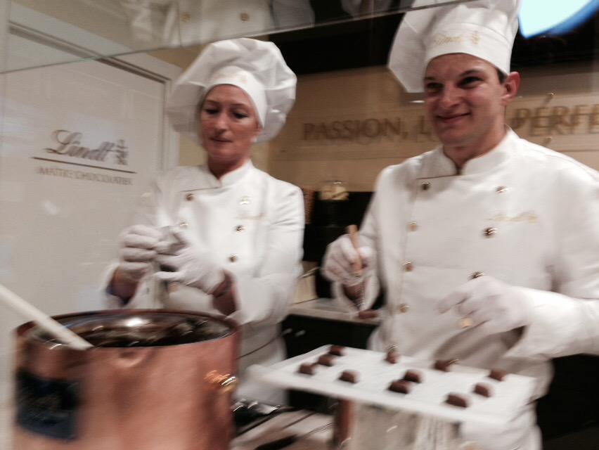 Alla #thechocolatefactory #Lindt i maitre chocolatiers pralinano alla grande: viva il cioccolato. svizzero? Si'
