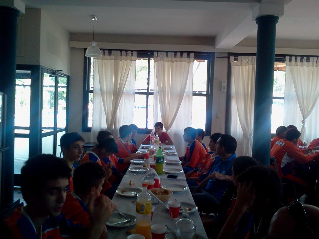 AndresBuseghin's tweet photo. Almuerzo #Reconquistense http://t.co/CM75VYohUP