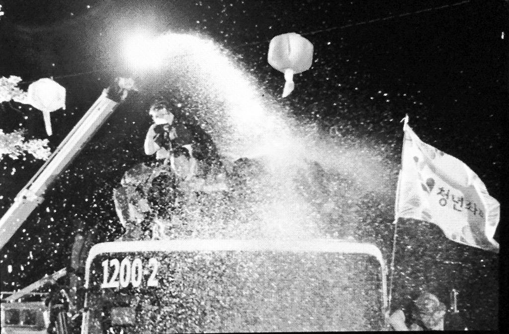 11시경. 버스 위에서 취재중인 기자들에게 물대포가 직사로 수 초 동안 발사되었습니다. 자칫하면 위에서 떨어질 수도 있었던 위험천만한 살수.