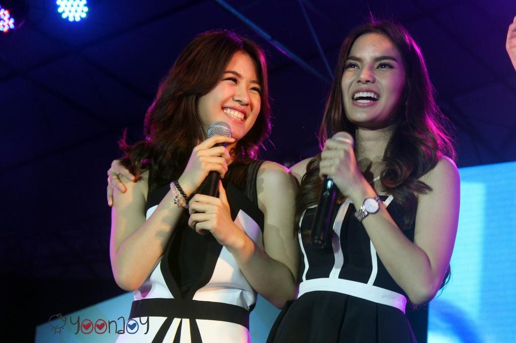 gracets11bth's tweet photo. #หญิงเกรซ @LinpitaYing @grace_kwl งานที่โคราชวันนี้ 💕
Cr. yoonaoy 🙏 
#gracethestar11 #คนเจ้าชู้ #ไม่ใช่ก็คือไม่รัก http://t.co/XmY1Yrv0cR