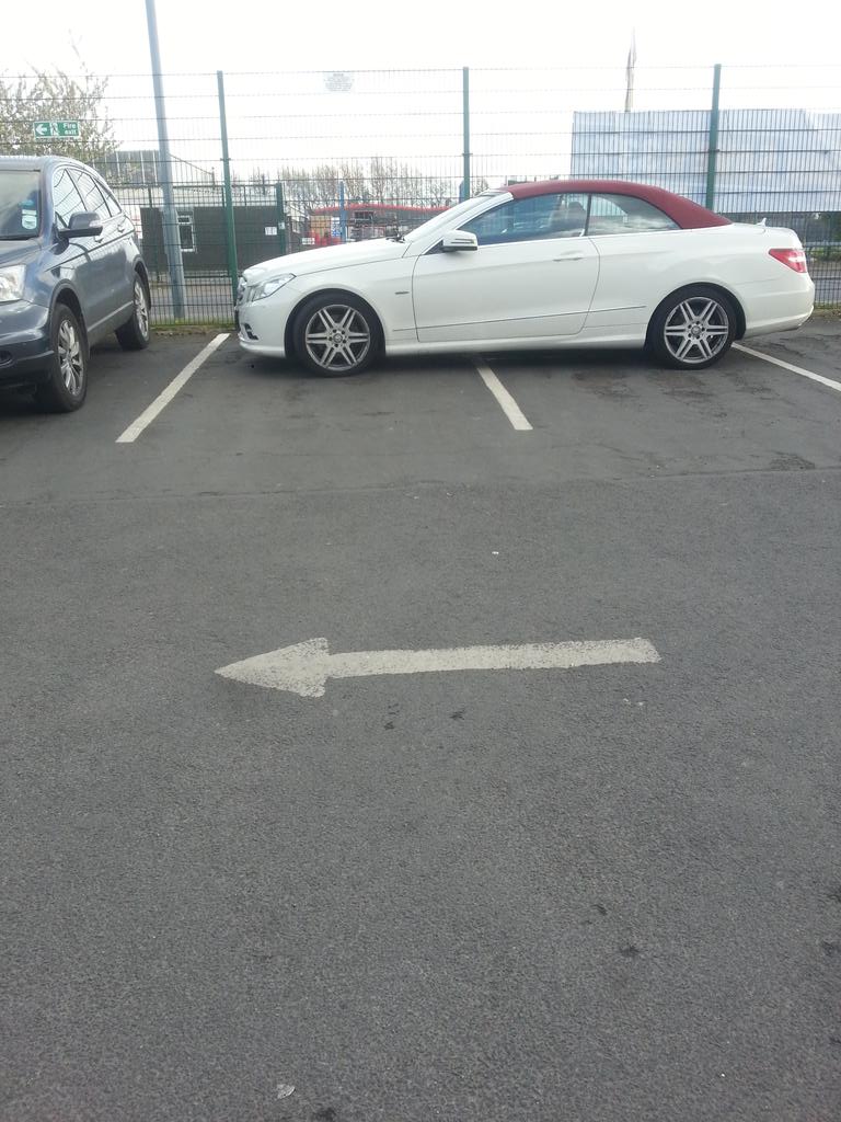 Debbie_Pallent's tweet photo. @C_U_Nxt_Tue @parking_fails @ParkingWankers  what a tit http://t.co/InmtSUnvBO