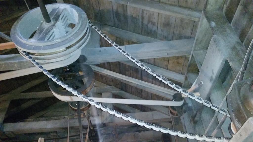 merlemassie's tweet photo. When I read about bison hides for industrial belts, I didn't imagine that they look like chains! #cool #workingchain http://t.co/oeaT1I87Nq