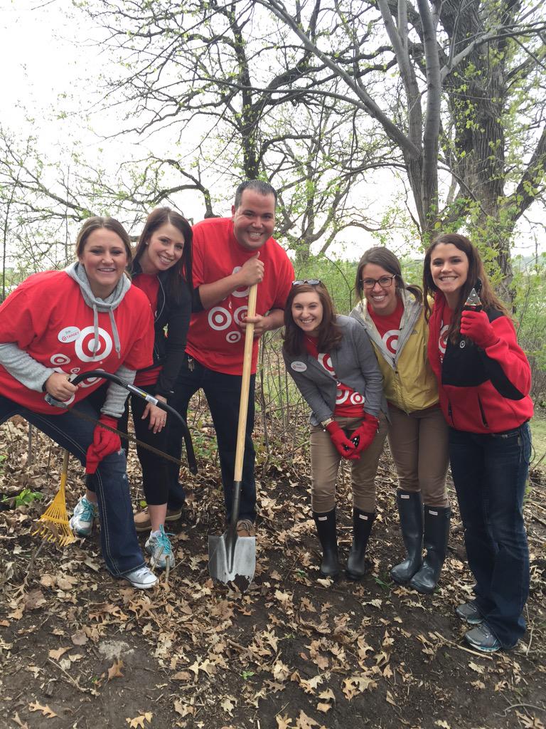 JoeWarner81's tweet photo. Tree clean up! #R100DOS #D102GivesBack @me3re http://t.co/BiL0M7X4IK